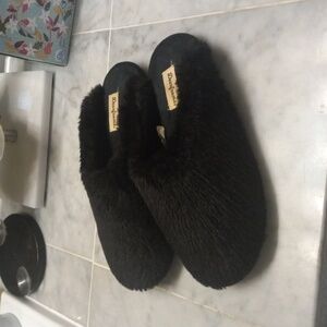 Furry Slippers black size 7-8